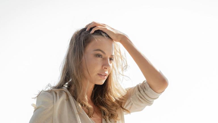 νέα γυναίκα με λευκά ρούχα σε εξωτερικό χώρο