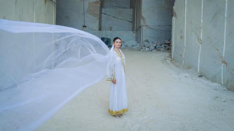 Ελένη Κουμπή: Η designer που εμπνέεται από την παράδοση και δημιουργεί σύγχρονη couture