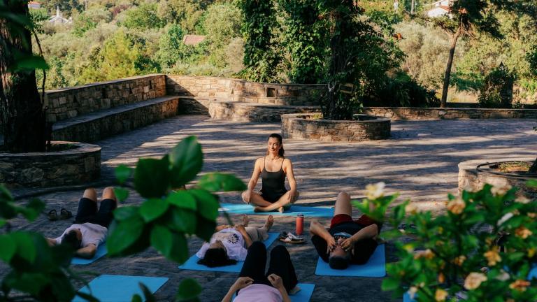 Η Μαρία Παμπουκίδη με τάξη face yoga στην Ικαρία 