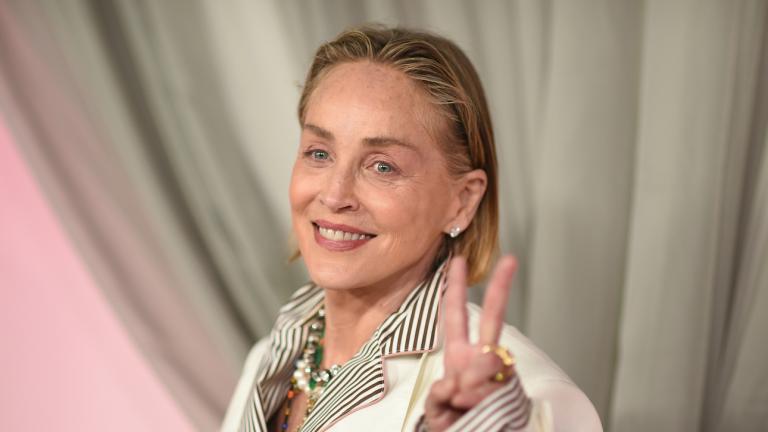 Η Σάρον Στόουν με λευκό κοστούμι και μονοχρωματικό μίνιμαλ μακιγιάζ.