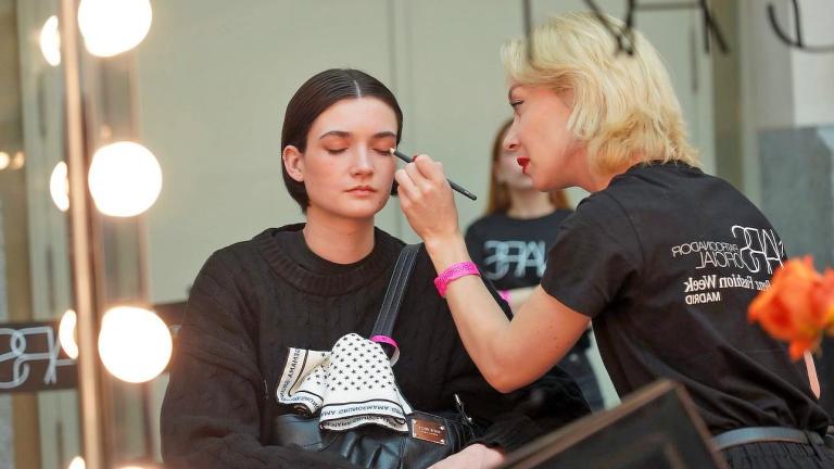 μοντέλο και makeup artist στην εβδομάδα μόδας της Μαδρίτης 2026