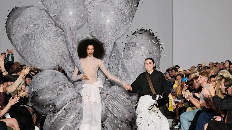 Myah Hasbany: Η χαρισματική απόφοιτος του Central St. Martins που μπαίνει δυναμικά στη μόδα της Υψηλής Ραπτικής του Dior