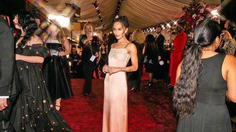 Λίγο νυχτικό, λίγο καφτάνι: To κομμάτι της άνοιξης 2026 που φοριέται από το πρωί ως το βράδυ