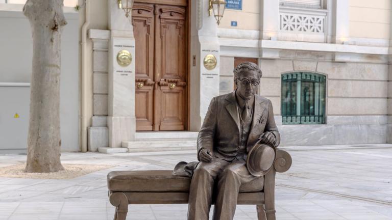 Γλυπτό Κ.Π. Καβάφη στον πεζόδρομο της Αρεοπαγίτου