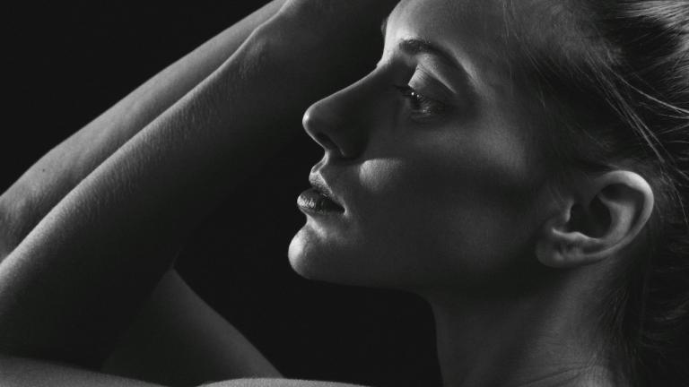 νέα γυναίκα κοντινό στο πρόσωπο ασπρόμαυρη λήψη