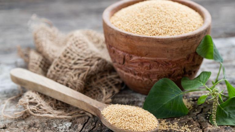 ο αμάρανθος σε ξύλινο μπολ και σε ξύλινο κουτάλι που ρίχει τη χοληστερίνη