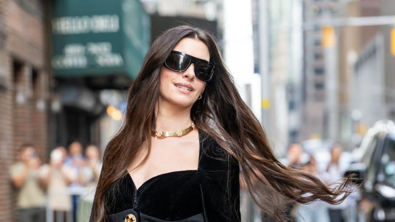 JW Pei: Το brand με τη κομψή, low-budget τσάντα που επέλεξε η Αν Χάθαγουεϊ στην περιοδεία της