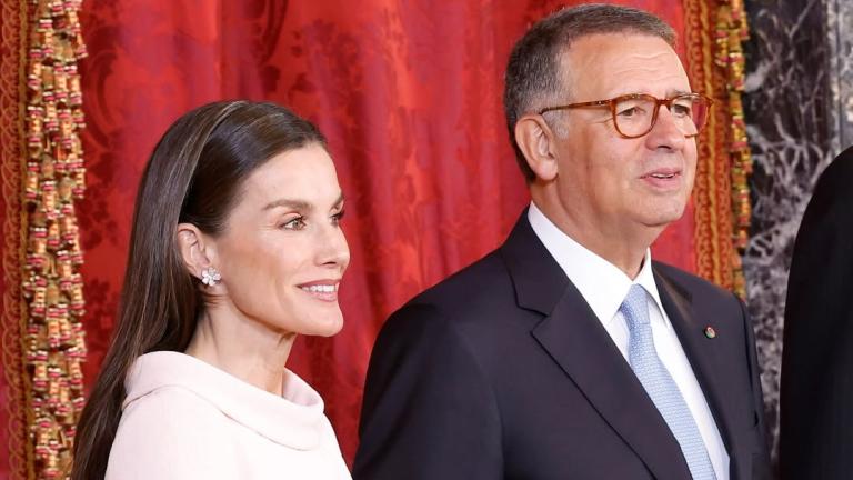 H βασίλισσα Λετίθια με παστέλ ροζ 