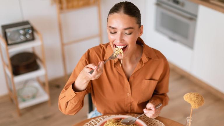γυναίκα με αργό μεταβολισμό τρώει μακαρόνια