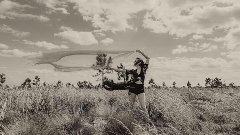 νέα γυναίκα στην εξοχή με μαύρα ρούχα 