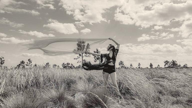 νέα γυναίκα στην εξοχή με μαύρα ρούχα 