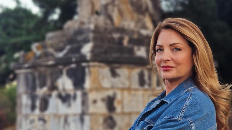 ντενιμ με ντενιμ που φοραει η ατζελα γκερεκου