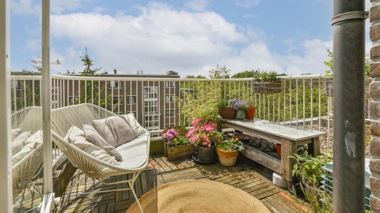 Τέλος για τις γλάστρες: Αυτή είναι η τάση στα μπαλκόνια που θα δούμε παντού αυτό το καλοκαίρι