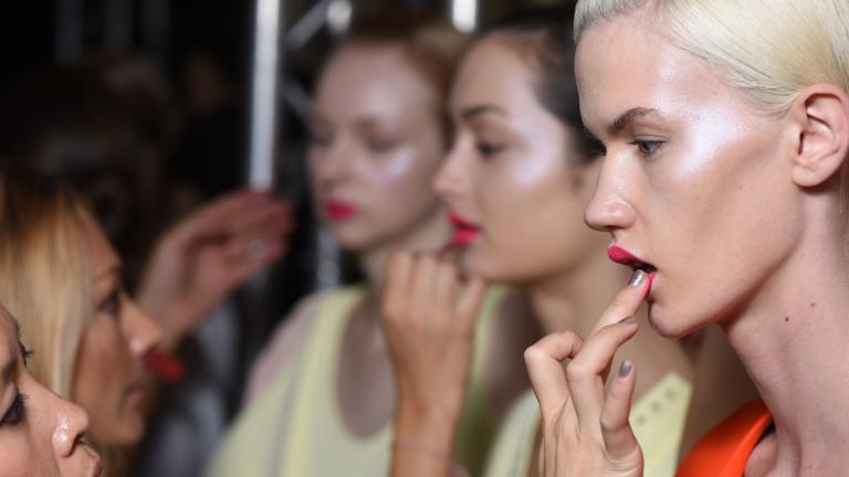  Multi sticks: Γιατί αυτά τα πολυχρηστικά προϊόντα έχουν γίνει το νέο φετίχ του μακιγιάζ