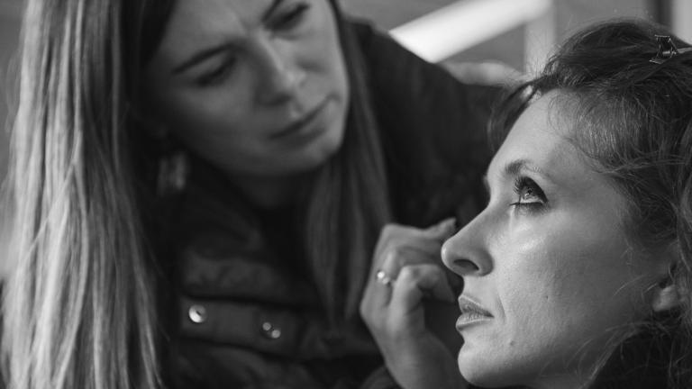 Το τρικ των 3 βημάτων που εξαφανίζει το πρήξιμο κάτω από τα μάτια