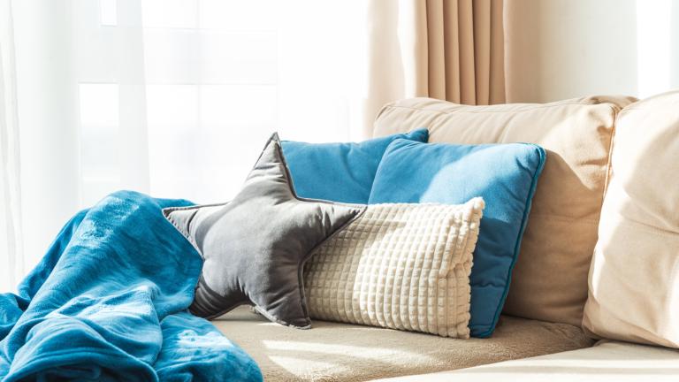 Το παραμελημένο σημείο για να αποθηκεύεις κουβέρτες χωρίς να καταλαμβάνει χώρο