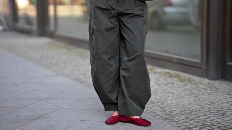 Cargo παντελόνι: Πώς να το φορέσετε από το γραφείο μέχρι την εξοχή