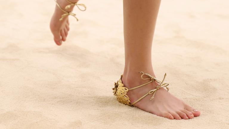 Τα μισοτελειωμένα σανδάλια της Chanel που θέλουν να γίνουν η πιο περίεργη τάση του καλοκαιριού