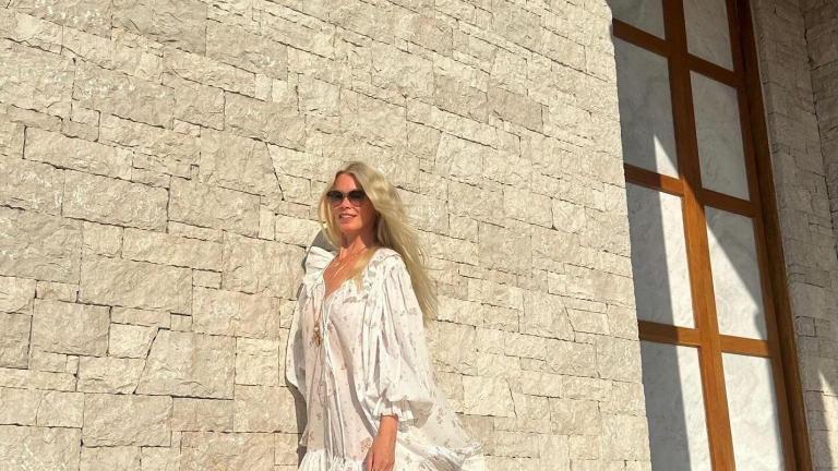 η κλοντια σιφερ με λευκο μποεμ φορεμα