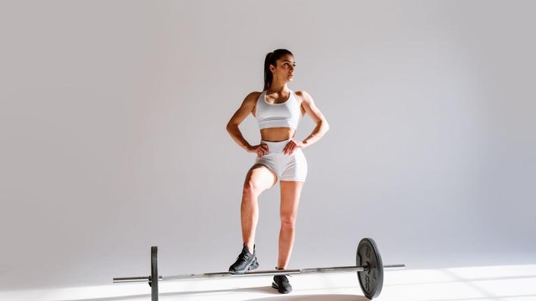 γυναίκα που κάνει deadlift για όλο το σώμα