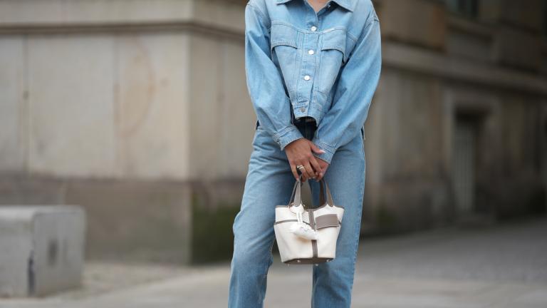 Petite γυναίκες: Τα τζιν που «ψηλώνουν» τη σιλουέτα σας