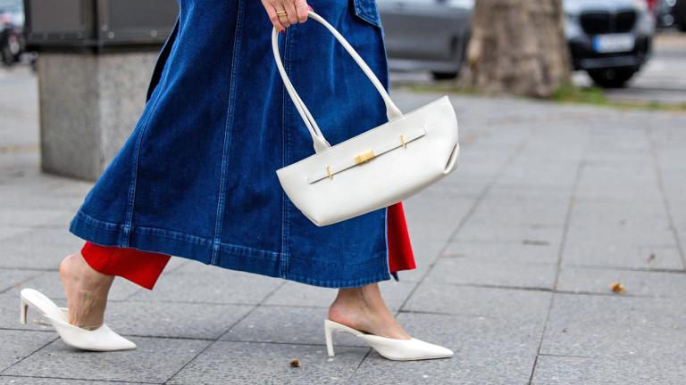 Η east-west τσάντα επιστρέφει και γίνεται το απόλυτο it item