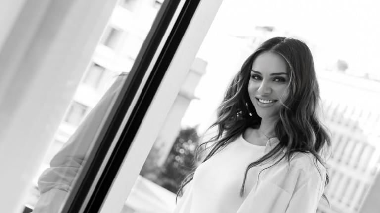 Η ΕΛΕΝΗ ΤΣΟΛΑΚΗ ΜΕ ΛΕΥΚΟ ΤΟΠ ΚΑΙ ΠΟΥΚΑΜΙΣΟ ΚΑΙ ΤΖΙΝ ΠΑΝΤΕΛΟΝΙ ΣΕ ΜΠΑΛΚΟΝΙ