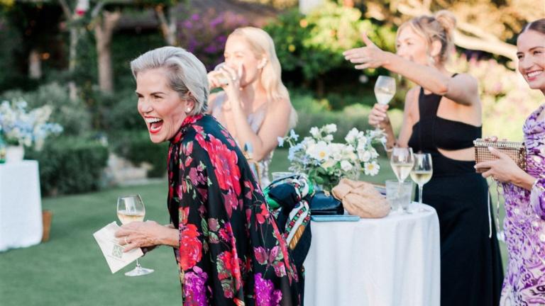 κυρια σε γαμο με εμπριμε φορεμα καπα 