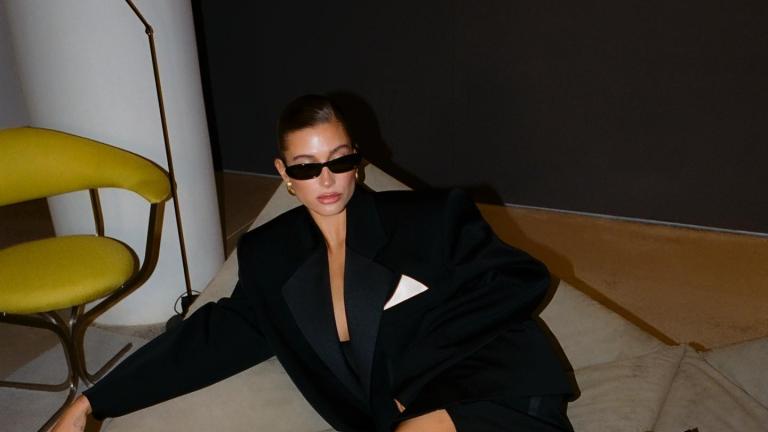 ΧΑΙΛΕΥ ΜΠΙΠΜΠΕΡ ΜΕ ΜΑΥΡΟ ΣΑΚΑΚΙ ΚΑΙ ΜΑΥΡΑ ΓΥΑΛΙΑ ΗΛΙΟΥ 