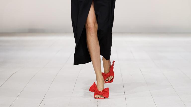 κοκκινα πεδιλα με φιογκους