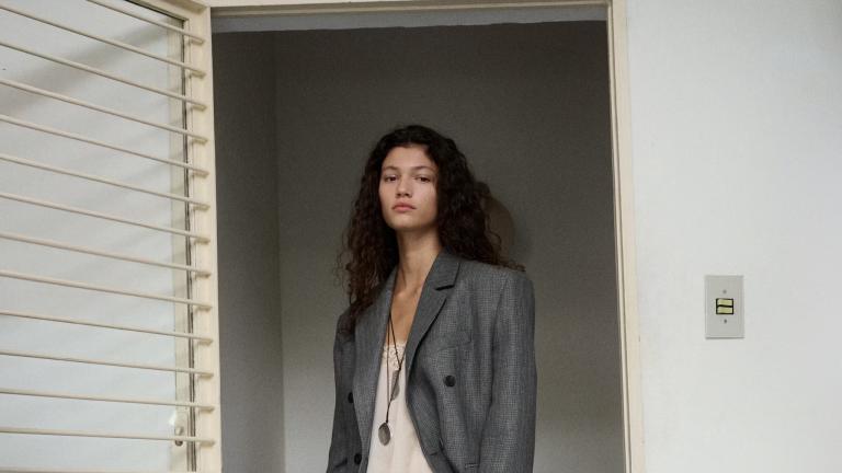 γκρι κοστούμθ με λινζερι τοπ 