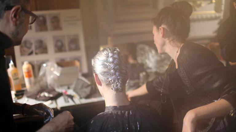 «Grey blending»: Η νέα viral τεχνική που αναδεικνύει τα γκρίζα μαλλιά χωρίς έντονη ρίζα