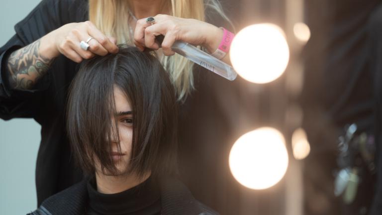 Ο κομμωτής των σταρ Κρις Έιπλτον αποκαλύπτει τα 4 κουρέματα που «βαραίνουν» το πρόσωπο και προσθέτουν χρόνια