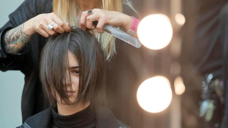 Ο κομμωτής των σταρ Κρις Έιπλτον αποκαλύπτει τα 4 κουρέματα που «βαραίνουν» το πρόσωπο και προσθέτουν χρόνια