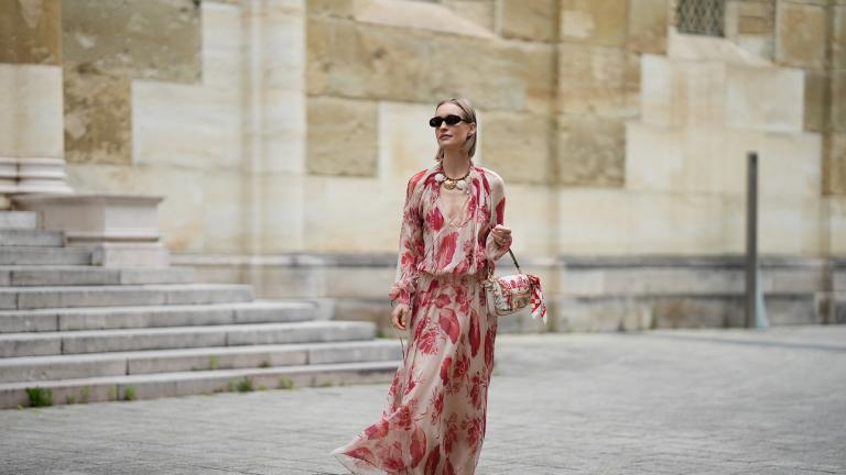 στιλάτη γυναίκα με φόρεμα