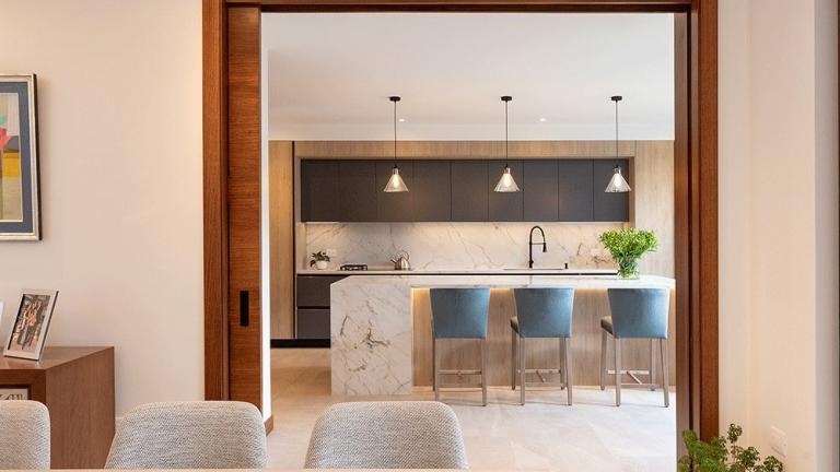 Με αυτή τη διάταξη, ο χώρος αποκτά δομή χωρίς να χάνει τη ζεστασιά του. Φωτογραφία: Madeval