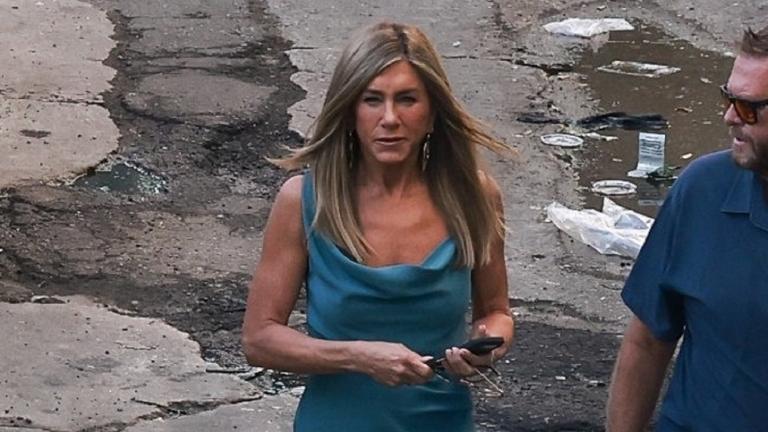 Η Τζένιφερ Άνιστον δείχνει τα καλογυμνασμένα της χέρια με αμάνικο φόρεμα στα γυρίσματα του The Morning Show