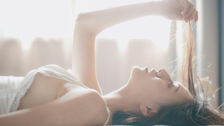 γυναίκα το πρωί στο κρεβάτι φροντίζει την καρδιά της