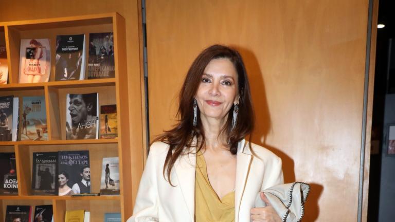 η κατερινα λεχου με ανοιχτοχρωμο σακακι και μακρια σκουλαρικια