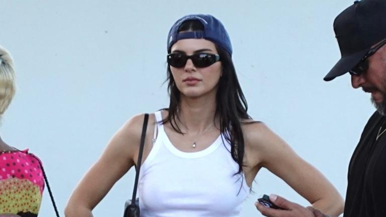 Πότε φοριέται το λευκό τζιν; Η Κένταλ Τζένερ δείχνει ότι δεν είναι ποτέ νωρίς