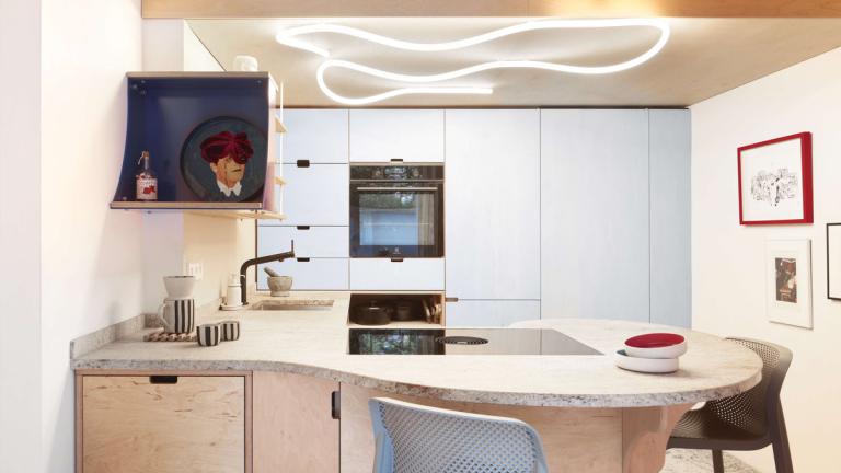 Το απόλυτο micro living: Πώς μια οικογένεια πέντε ατόμων ζει σε σπίτι 37 τ.μ. με έξυπνη αρχιτεκτονική