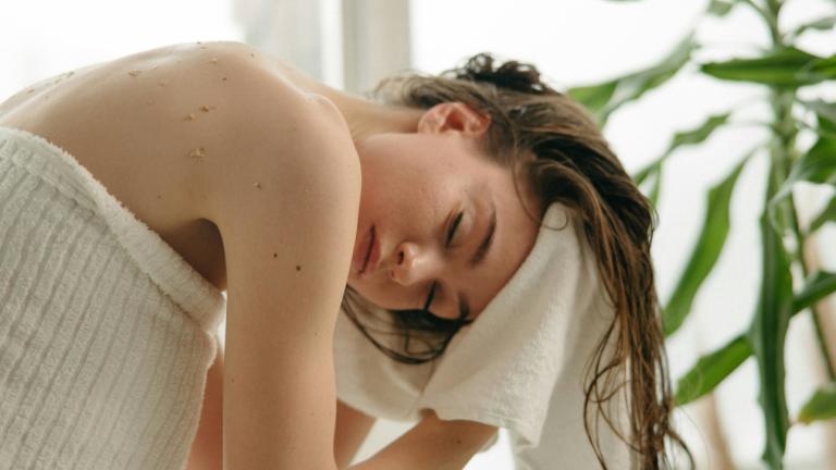 Κοπέλα που στεγνώνει τα μαλλιά της 