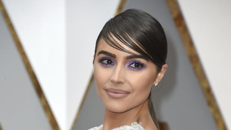  Ολίβια Κούλπο με μωβ σκια ματιών και λευκό ασημί φόρεμα