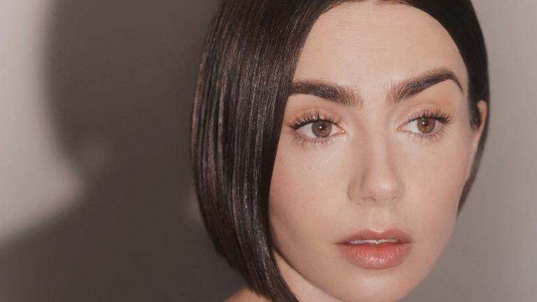 η λίλι κολλινς με μπορντό φόρεμα και καρέ μαλλιά