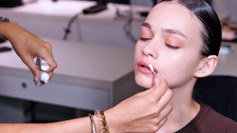 Τα νέα lip oils που αξίζουν: Τα δοκιμάσαμε και αυτά είναι τα καλύτερα