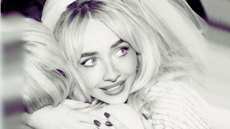 Σαμπρίνα Κάρπεντερ ασπρόμαυρη λήψη