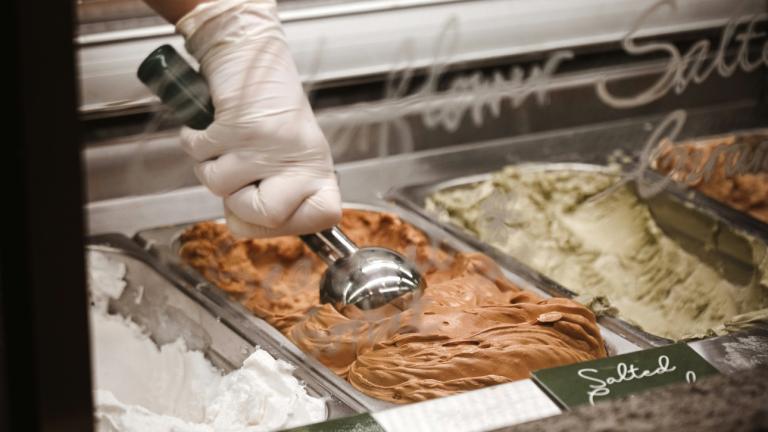 Σερβίροντας παγωτό