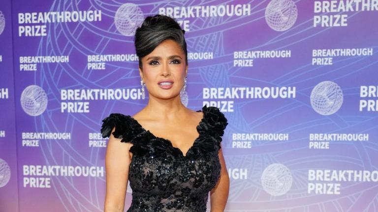 Η Σάλμα Χάγιεκ με μαύρο βραδινό φόρεμα