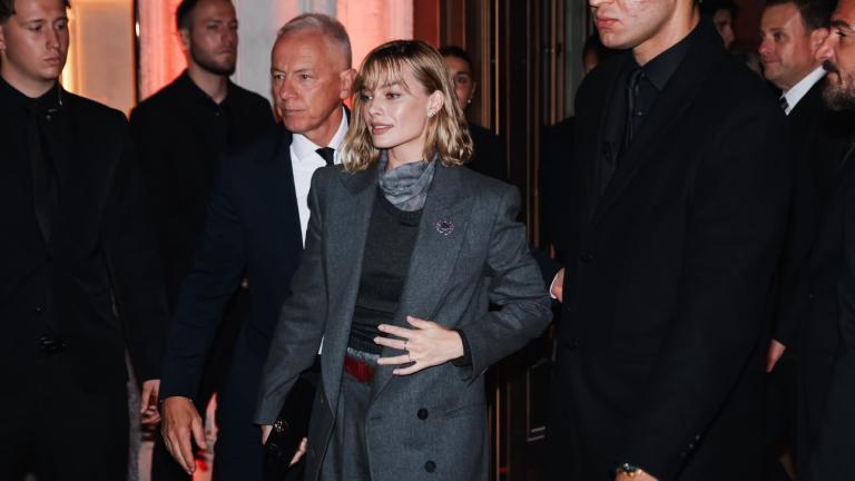 Η Μάργκοτ Ρόμπι με γκρι κοστούμι Armani στο Μιλάνο