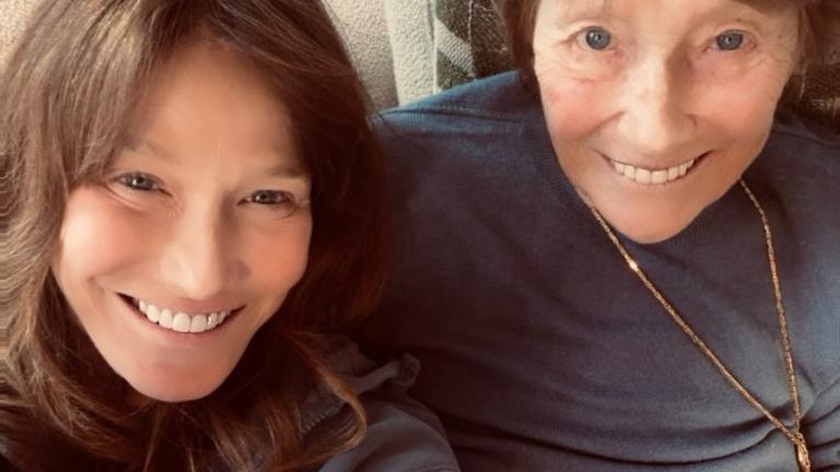 H Kάρλα Μπρούνι με τη μητέρα της 